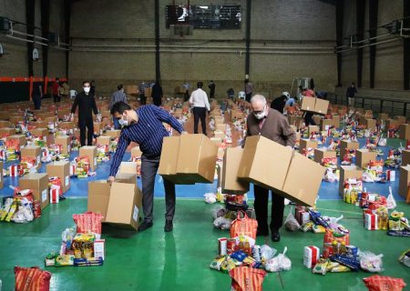 توزیع بسته های ارزاق بین نیازمندان محله های مرکزی شهر